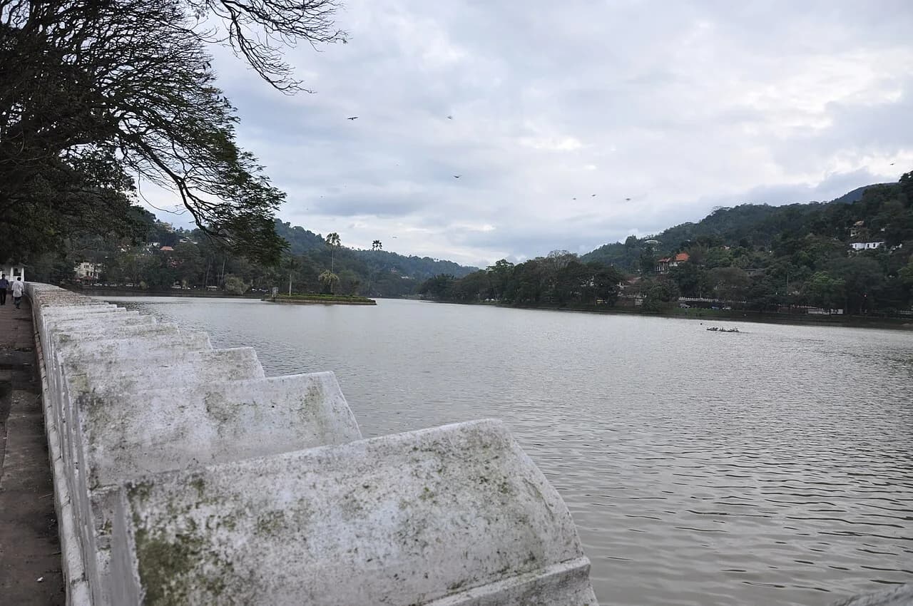 Kandy - Kandy (Sinhala: මහ නුවර maha nuvara, pronounced [mahaˈnuʋərə]; Tamil: கண்டி kaṇṭi, pronounced [ˈkaɳɖi]) is the English name for the city of Maha Nuvar