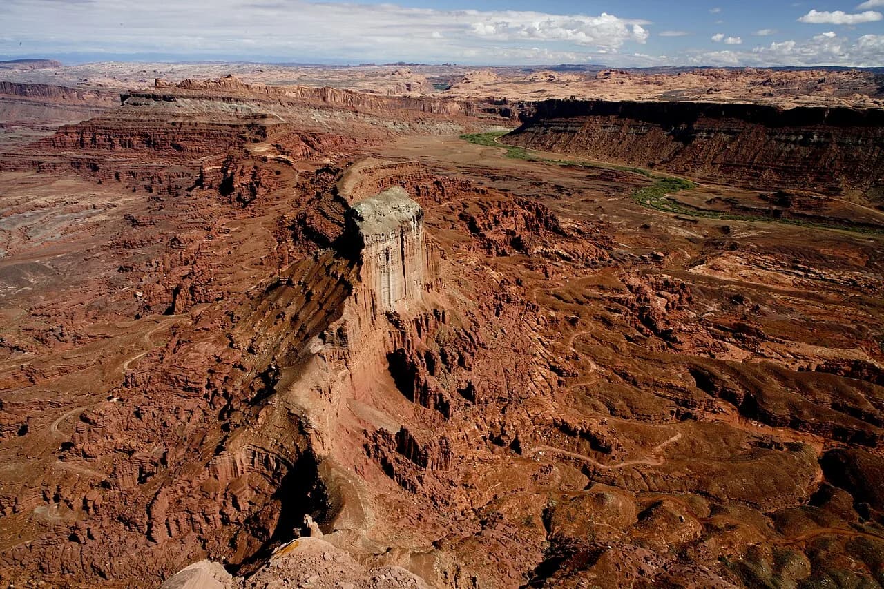 Knuckles Mountain Range - #TravelTuesday with Guest Photographer Bob Wick through Southeastern Utah’s Red-Rock Riches!
Moab, Utah is synonymous with slickrock canyons and publi