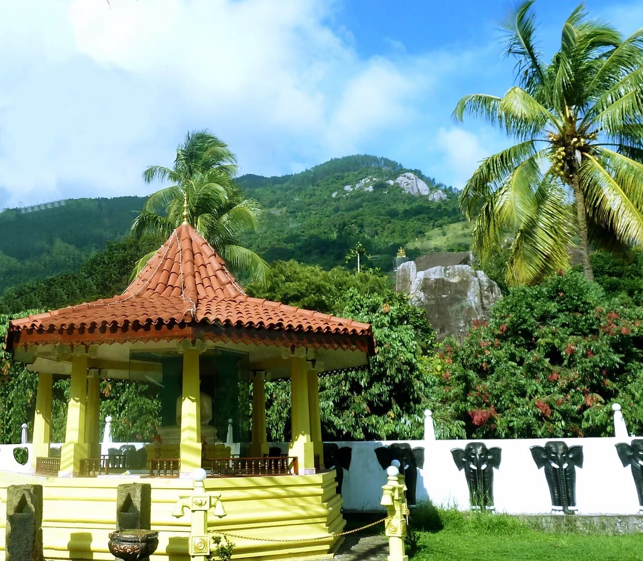 Matale - The Buddhist temple Aluvihare Rock Temple (also called Matale Alu Viharaya),  Aluvihare, Matale