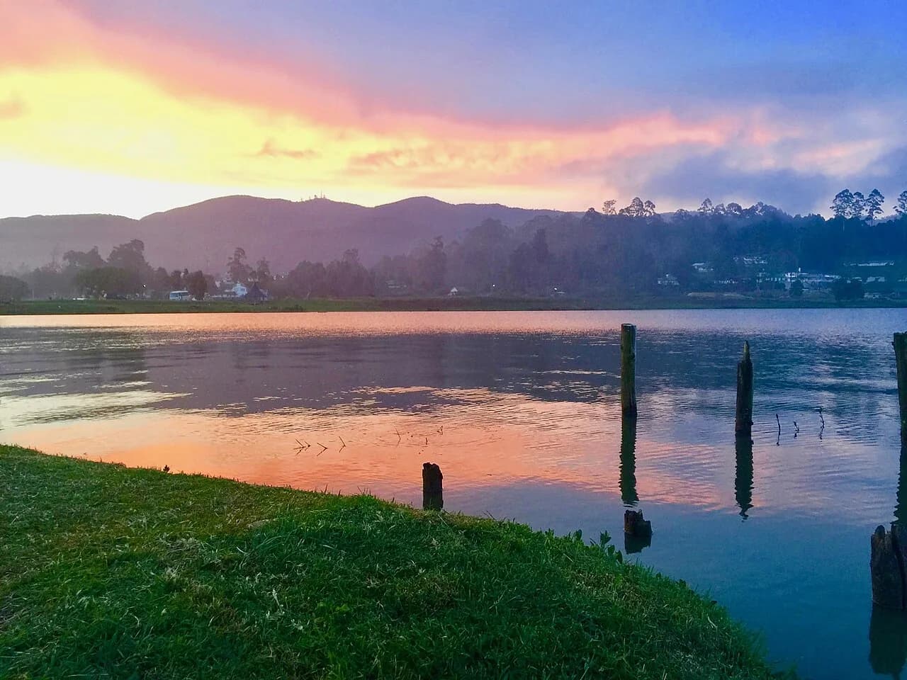 Nuwara Eliya - Sunset along Gregory Lake in Nuwara Eliya
