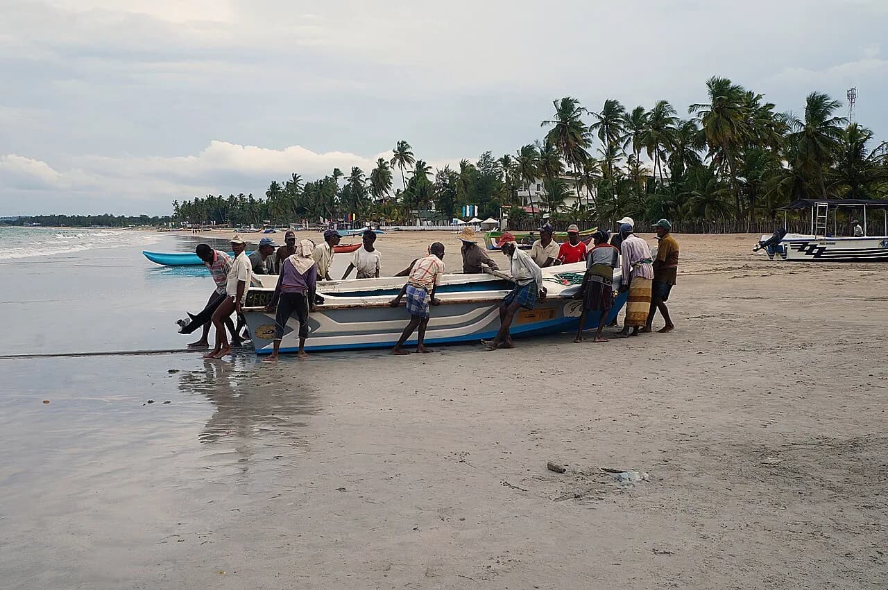 Trincomalee - Les pêcheus de la plage de Trinquemalay,   Province de l’Est au Sri Lanka.- Asie du Sud